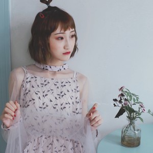 抖音白色襯衫風吹起裙邊是什么歌？